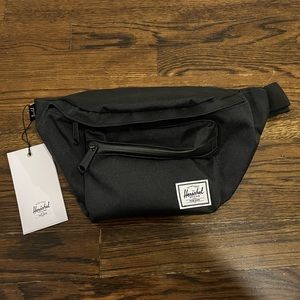NWT Black Herschel Supply Co. Seventeen Hip Pack